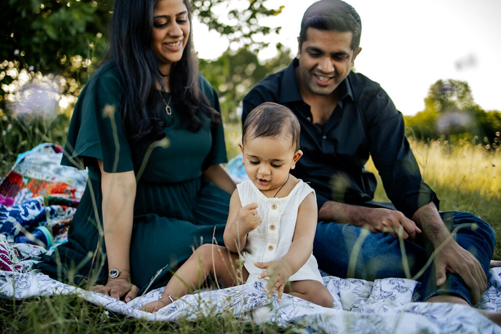 Anna Roorda photography photographs an Indian family at Arbor Hills in Plano Texas